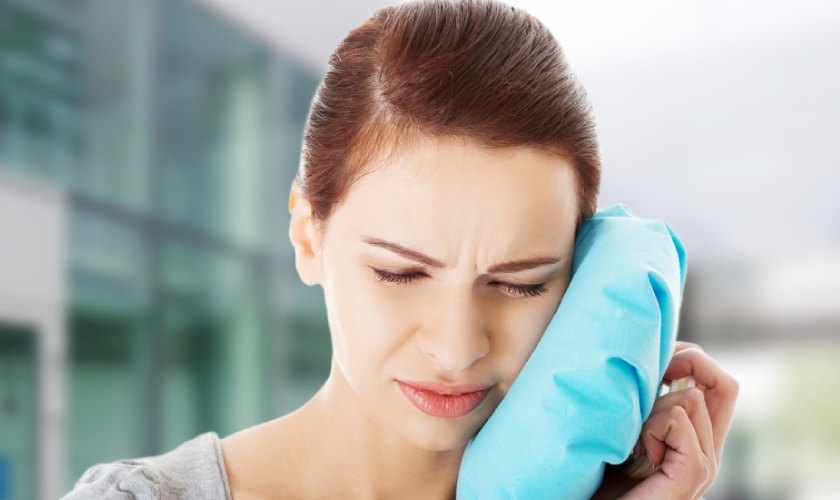 Chườm lạnh là giải pháp giảm sưng đau hiệu quả