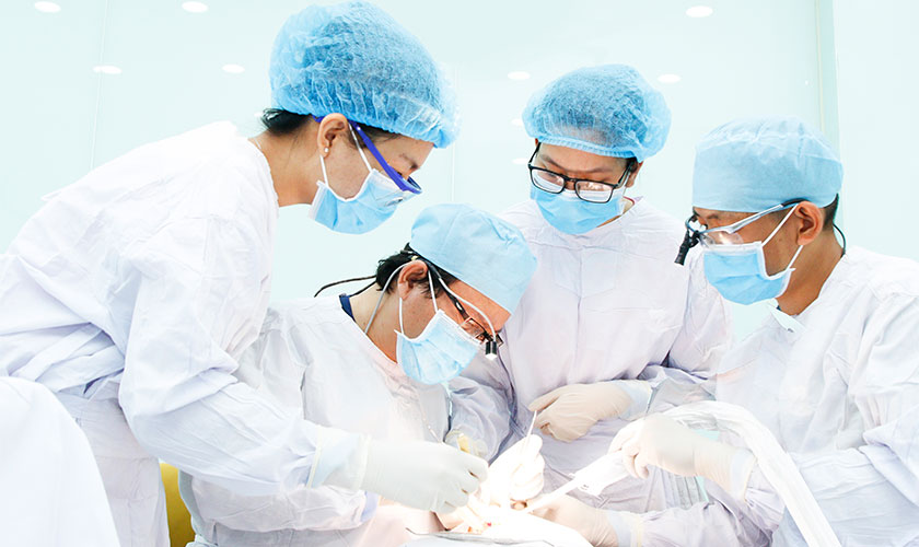 Ts.Bs Võ Văn Nhân thực hiện cấy ghép răng Implant