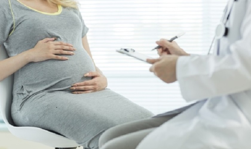 Bác sĩ tư vấn cho bệnh nhân đang mang thai cách làm răng Implant