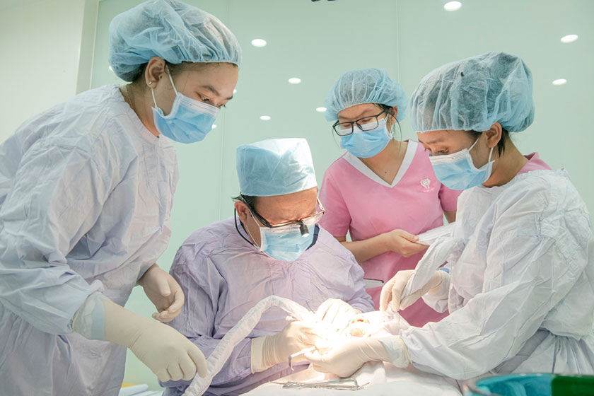 Tiến sĩ, Bác sĩ Võ Văn Nhân đang thực hiện cấy ghép răng Implant cho bệnh nhân