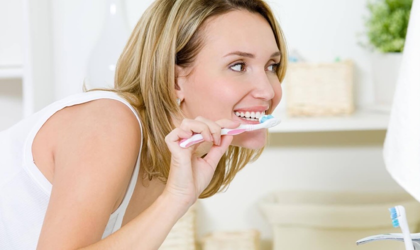 Cần vệ sinh răng miệng đúng cách sau khi trồng răng Implant