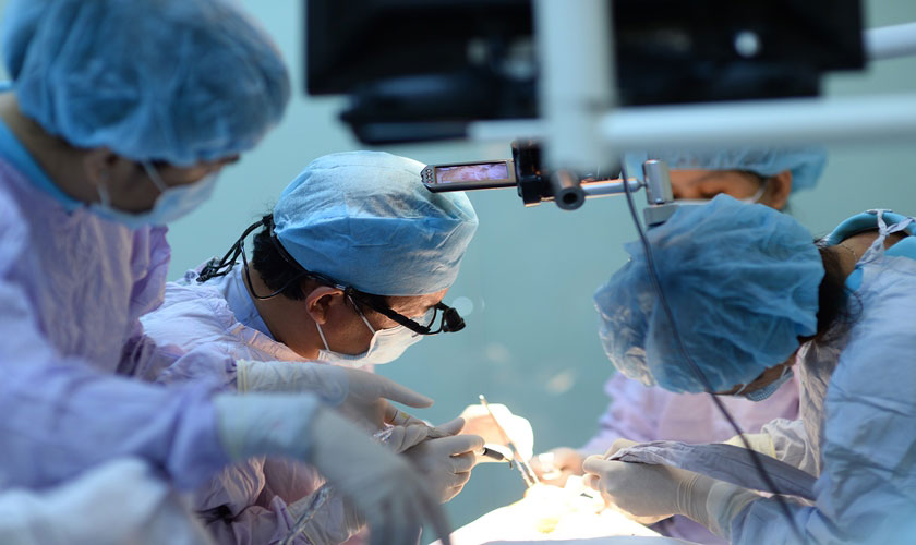 Tiến sĩ, Bác sĩ Võ Văn Nhân trực tiếp thăm khám và điều trị