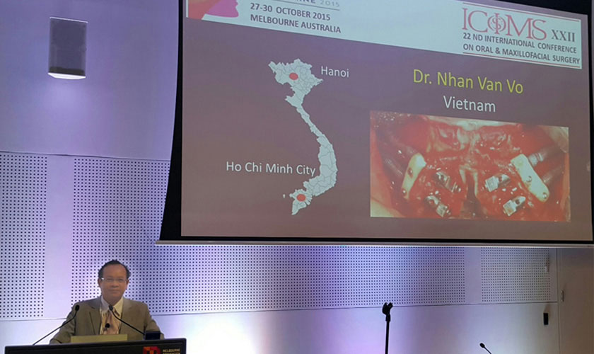 Tiến sĩ. Bác sĩ Võ Văn Nhân trình bày báo cáo khoa học tại hội nghị quốc tế về phẫu thuật hàm mặt và Implant tại Úc