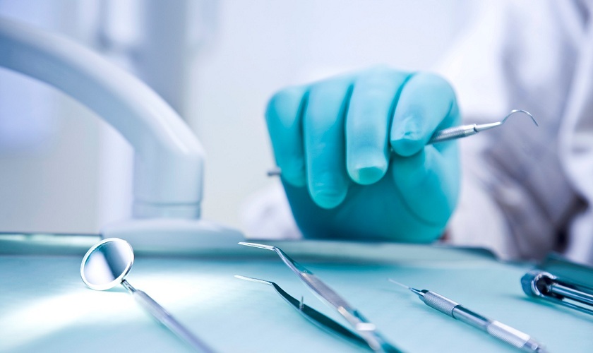 Giá trồng răng implant cũng  phụ thuộc mức độ uy tín của bác sĩ thực hiện