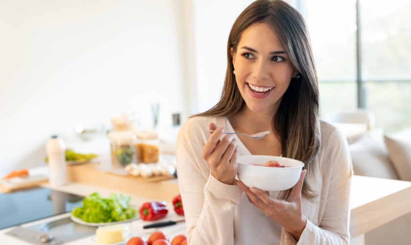 Sau cấy ghép implant, bạn nên chú ý chế độ ăn uống để vết thương nhanh chóng phục hồi