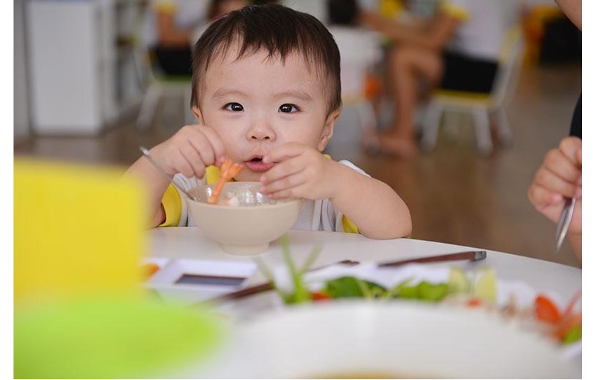 Cha mẹ nên xây dựng chế độ dinh dưỡng khoa học cho trẻ để đảm bảo sức khỏe răng miệng