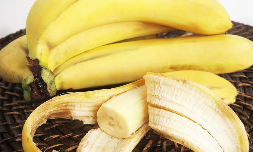 Dùng vỏ chuối để cạo vôi răng tại nhà