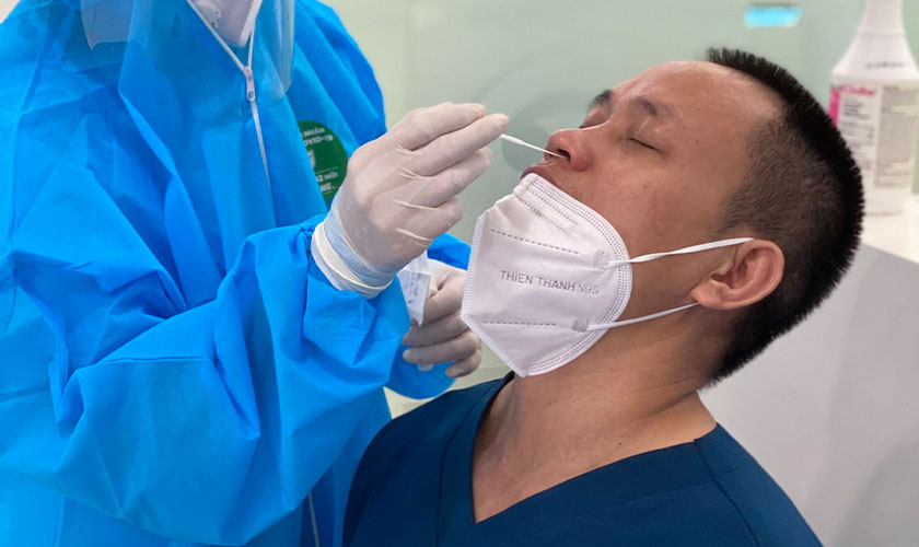 Đội ngũ Bác sĩ và nhân viên tại Nhân Tâm xếp hàng test nhanh Covid-19 trước giờ mở cửa 2