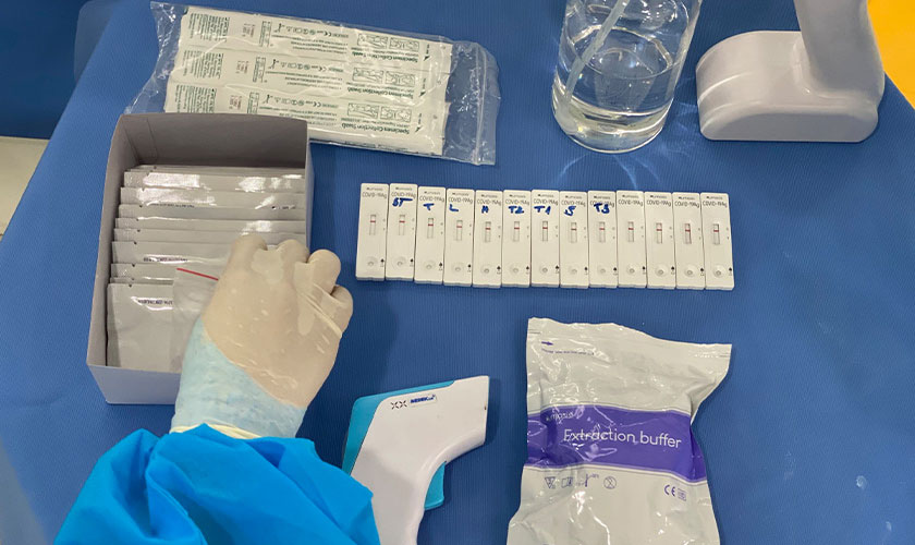 Đội ngũ Bác sĩ và nhân viên tại Nhân Tâm xếp hàng test nhanh Covid-19 trước giờ mở cửa 3