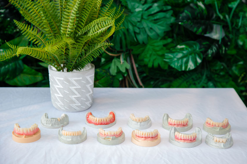 Mô hình răng được chế tác bằng hai hệ thống vật liệu BioHPP và Visio.lign    