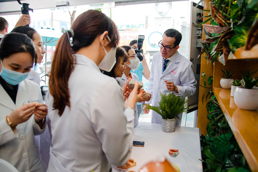 Bác sĩ Nha khoa Nhân Tâm bàn luận về các mô hình được trưng bày    