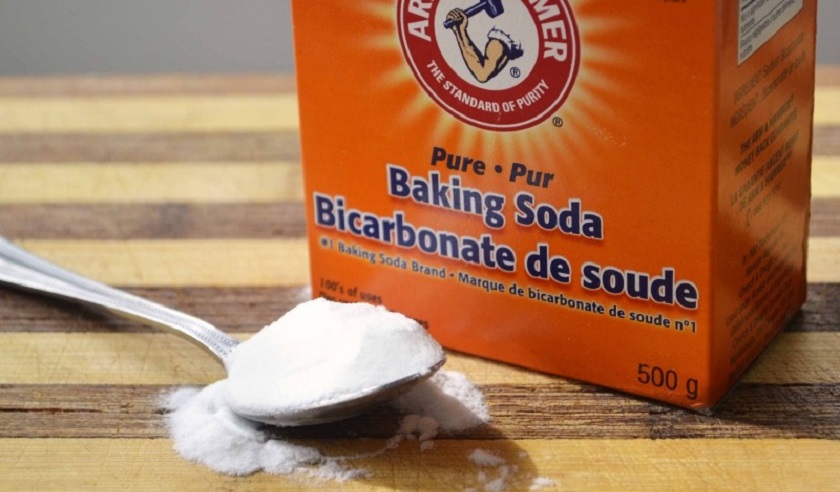 Làm sạch cao răng bằng baking soda