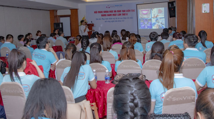 Các Bác sĩ trình bày báo cáo tại Hội nghị