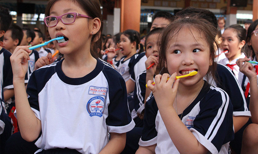 Học sinh Trường Tiểu học Sơn Cang học đánh răng cùng y sĩ nha khoa trẻ em đến từ Nhật Bản