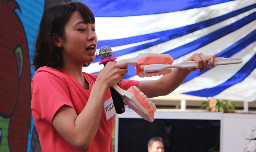 Y sĩ nha khoa Nhật Bản hướng dẫn các em học sinh Trường Tiểu học Sơn Cang đánh răng đúng cách