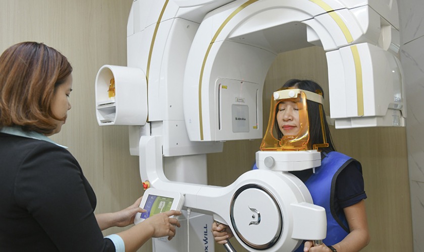 Chụp phim X-quang trước khi dán răng sứ Veneer