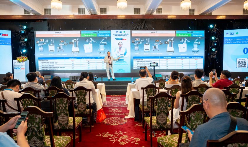 Hình: TS.BS Võ Văn Nhân chia sẻ về các hệ thống Robot cấy ghép Implant