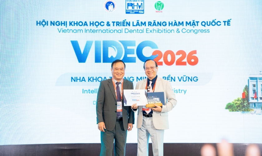 Ts.Bs Võ Văn Nhân giới thiệu robot cấy ghép implant tự động tại VIDEC 2026