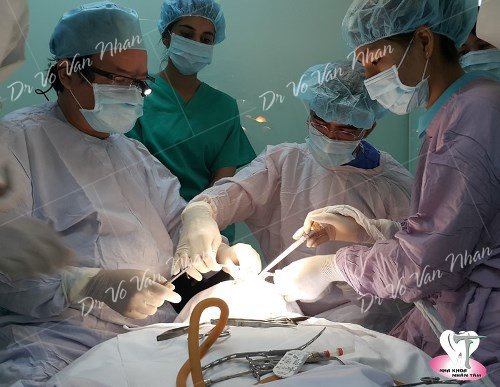 Priyam Patel đang thực hiện một khâu trong phẫu thuật cấy implant dưới sự hướng dẫn của Ts Bs Võ Văn Nhân trong tháng 8/2016
