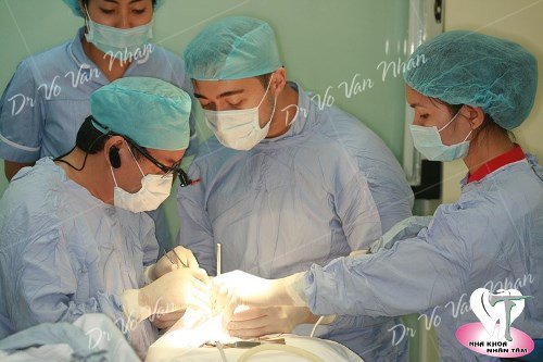 Alexander đang thực hiện một khâu trong phẫu thuật cấy implant dưới sự hướng dẫn của Ts Bs Võ Văn Nhân năm 2015