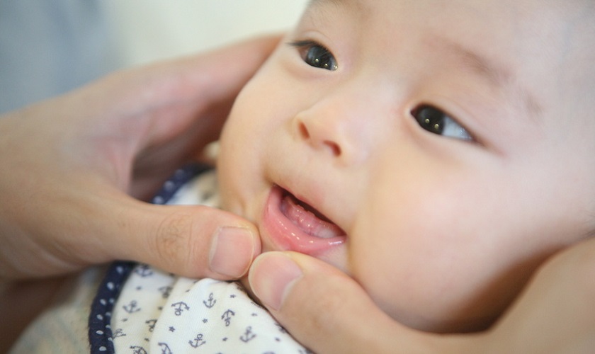 Tìm hiểu trẻ bao nhiêu tháng mọc răng và dấu hiệu nhận biết