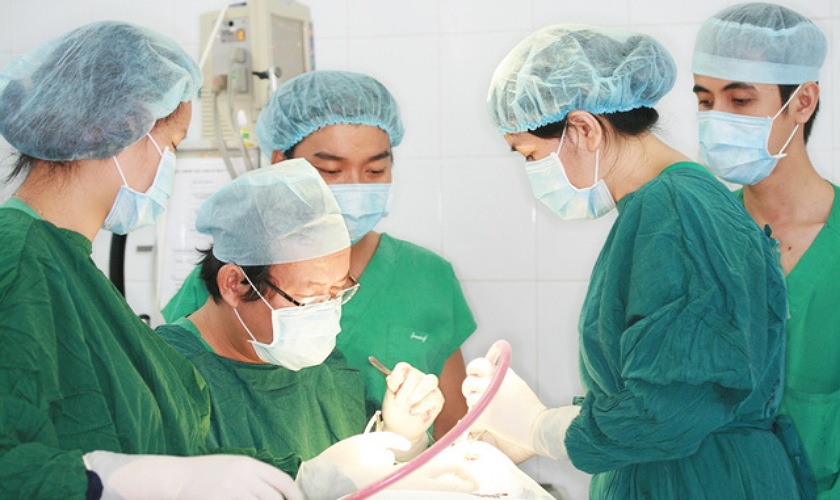 Bác sĩ Võ Văn Nhân cùng ekip bắt đầu chuẩn bị cấy ghép