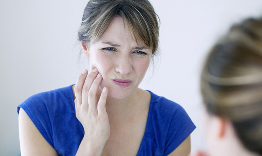 Nghiến răng gây ảnh hưởng đến cấu trúc răng và gây cảm giác ê buốt khi ăn nóng, lạnh