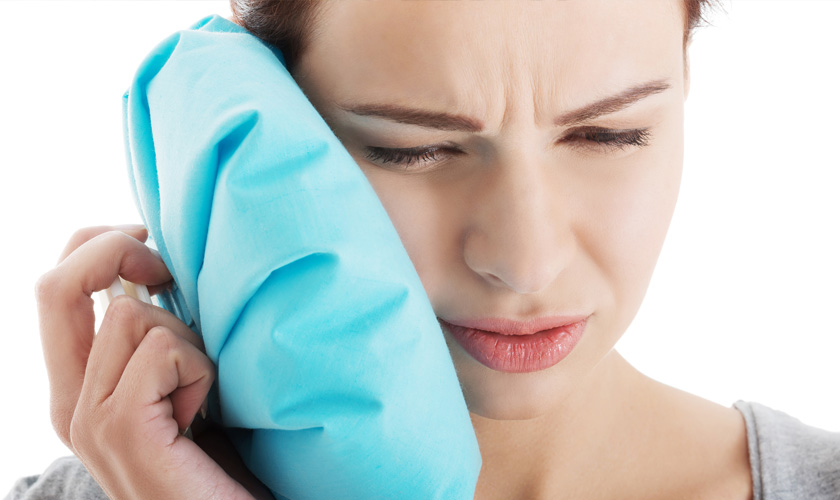 Chườm lạnh giúp giảm sưng đau nhanh chóng sau khi nhổ răng khôn