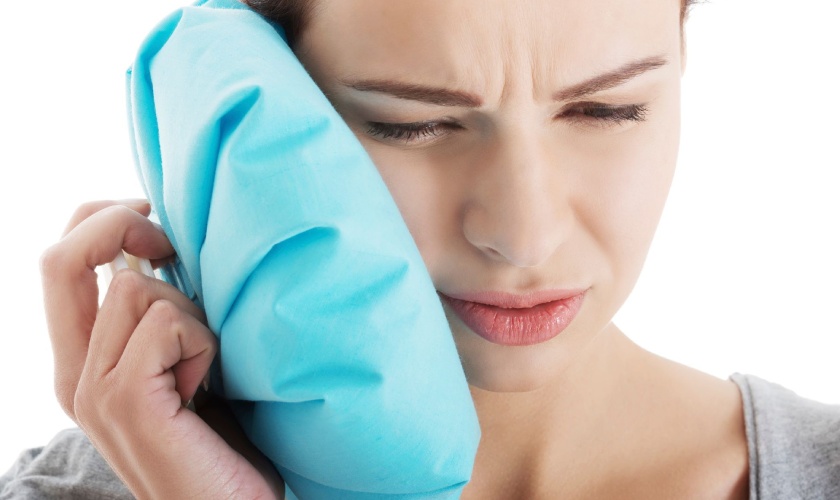 Nên chườm lạnh sau khi nhổ răng khôn để giảm sưng đau hiệu quả