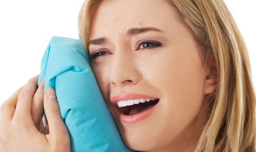 Chườm lạnh sẽ giúp giảm sưng đau nhanh chóng sau khi nhổ răng khôn