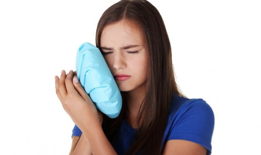 Chườm nóng sẽ giúp giảm sưng và làm tan máu tụ hiệu quả