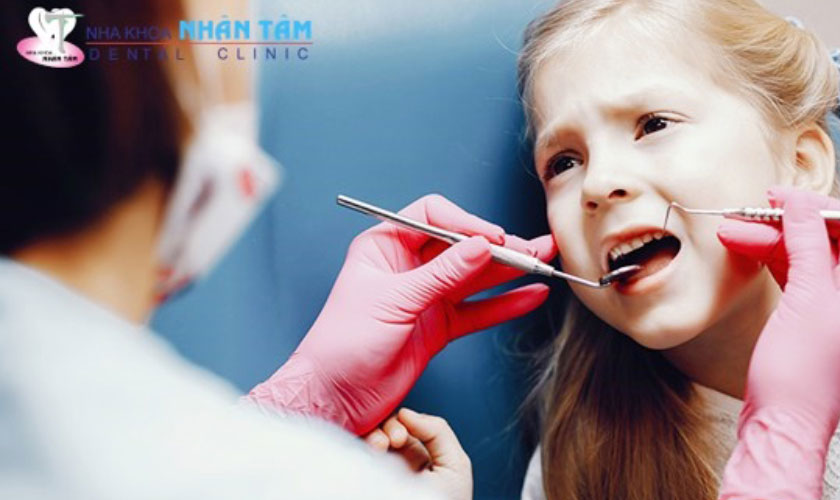 Cho trẻ khám nha khoa 6 tháng/ lần để kiểm soát tốt sức khỏe răng miệng của trẻ
