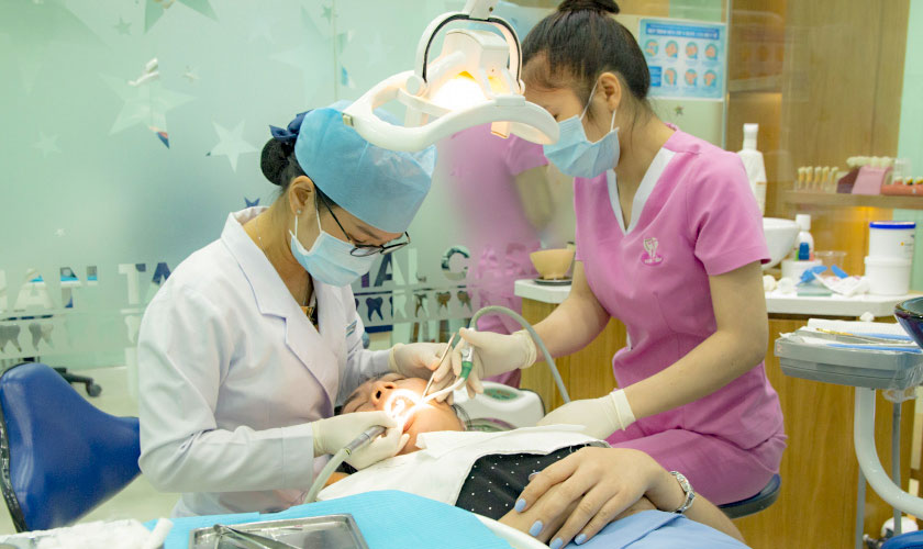 Bệnh nhân đang điều trị tại Nha khoa Nhân Tâm