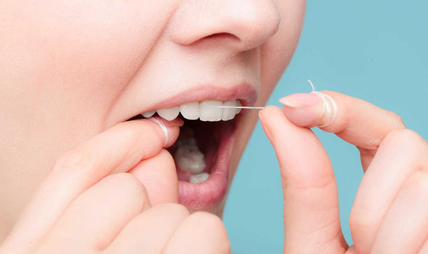 Chỉ nha khoa sẽ giúp loại bỏ các thức ăn còn sót lại trong các kẽ răng