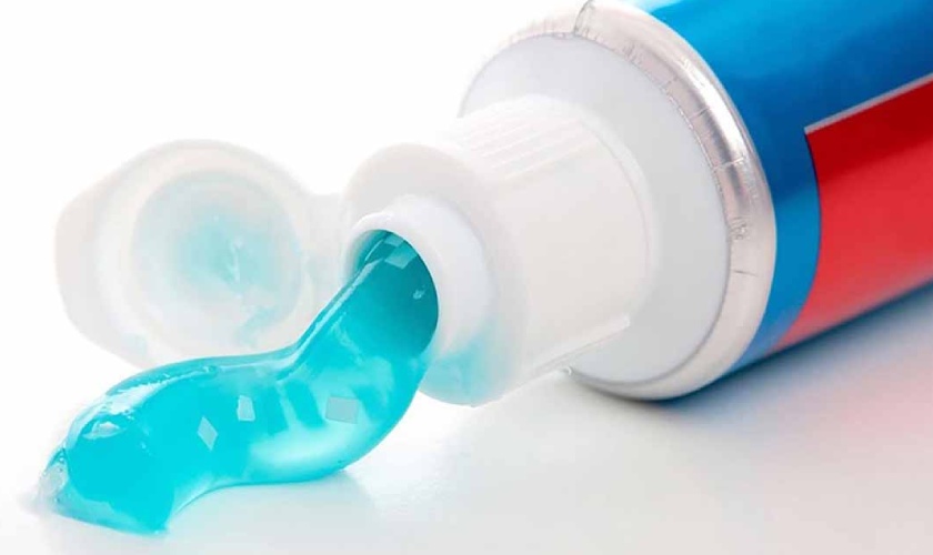 Kem tẩy trắng răng có khả năng làm sạch và tẩy đi mảng bám mỏng trên răng