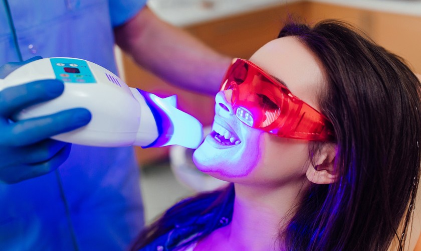 Tẩy trắng răng bằng công nghệ Laser Whitening giúp bạn tiết kiệm thời gian hơn