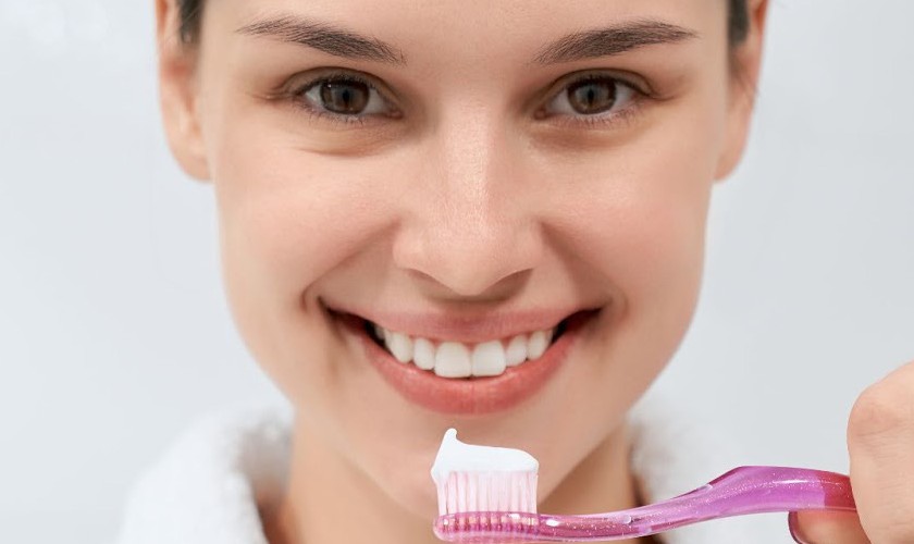 Chải răng hai lần mỗi ngày để giữ vẻ sáng bóng cho hàm răng sau khi tẩy trắng