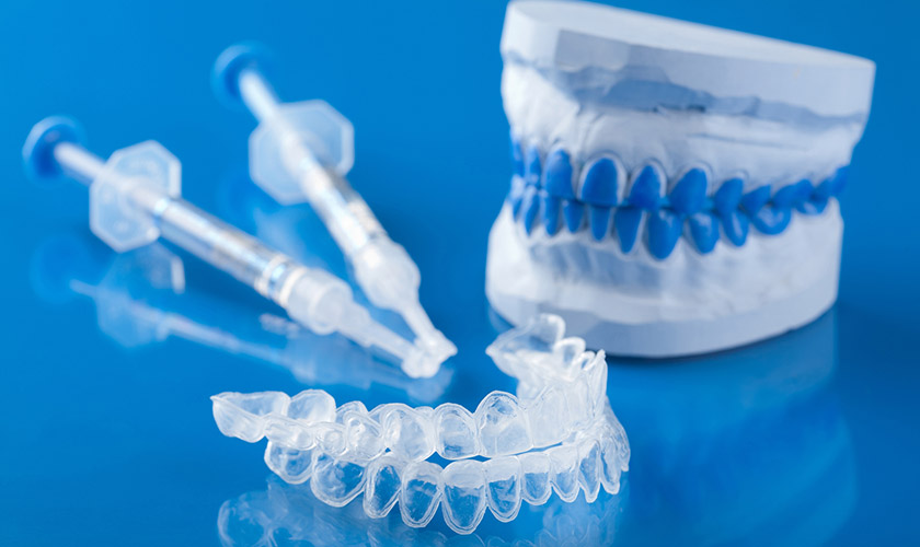 Cách làm trắng răng bằng máng và thuốc tẩy