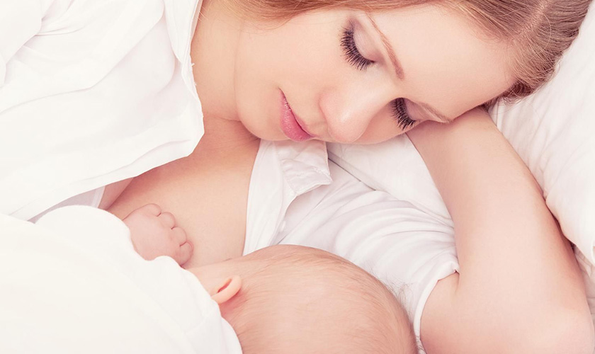 Cho trẻ bú/nhai đều cả hai bên để răng trẻ phát triển cân đối