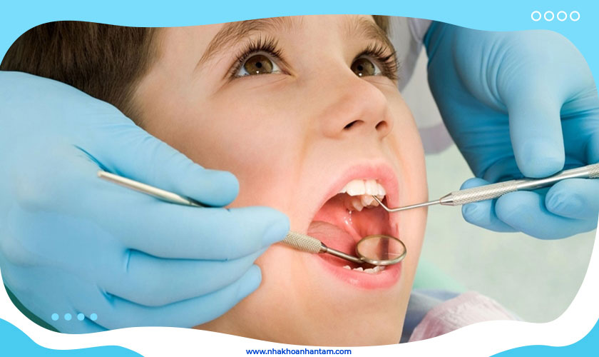 Cho trẻ khám nha khoa 6 tháng/ lần để kiểm soát tốt sức khỏe răng miệng của trẻ