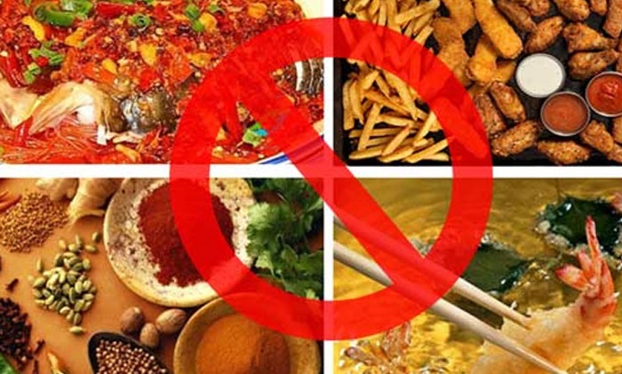 Các món ăn cay nóng rất dễ gây kích ứng và sưng nướu