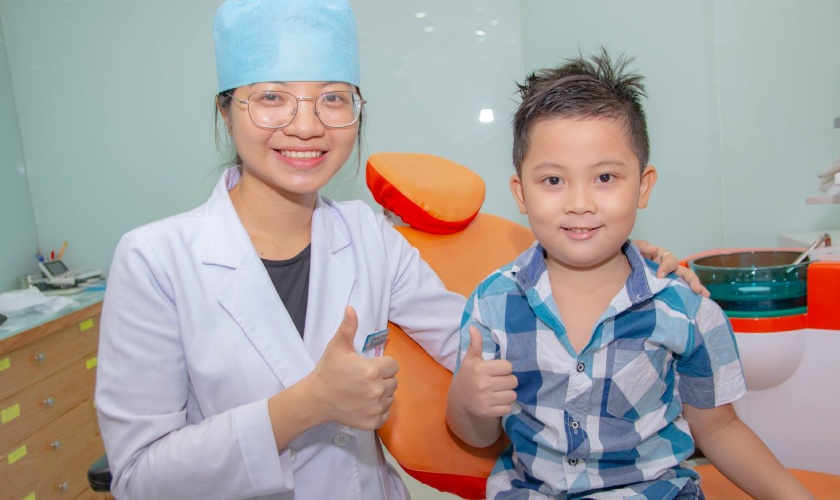 Bác sĩ Bùi Lê Mỹ Hạnh và khách hàng nhí sau điều trị