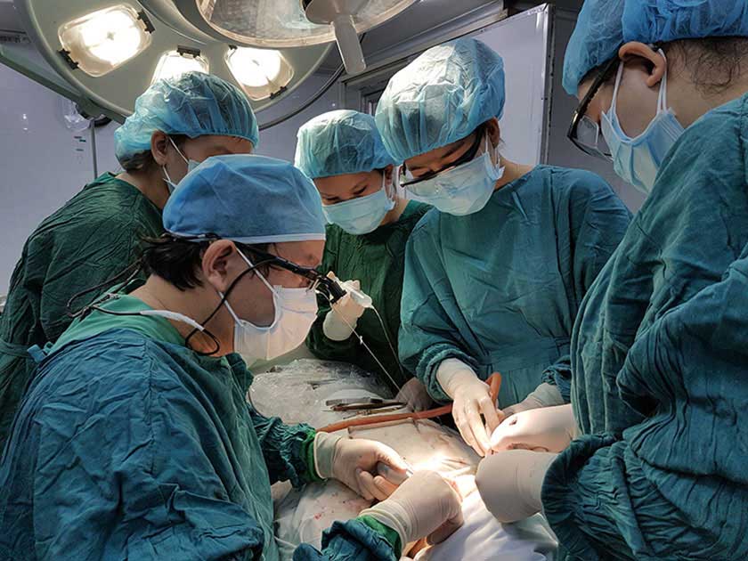 TS.BS Võ Văn Nhân và ekip phẫu thuật