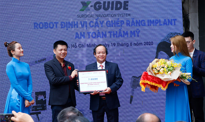 TS-BS Võ Văn Nhân tại Lễ chuyển giao công nghệ định vị cấy ghép Implant