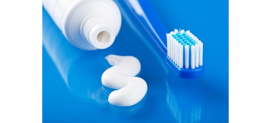 Đánh răng với kem đánh răng có chứa florua hàng ngày sẽ giúp làm giảm dần tình trạng ê buốt răng