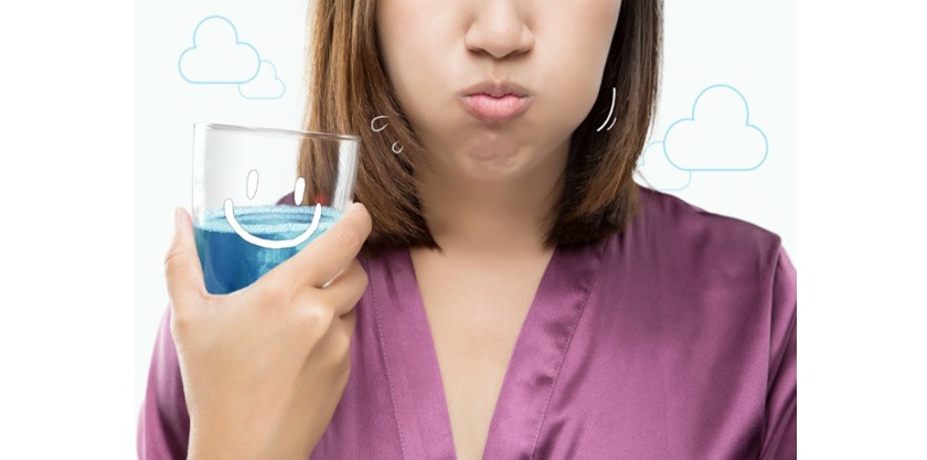 Cần súc miệng sau khi ăn uống để hạn chế axit bám lại trên răng gây hao mòn mặt nhai