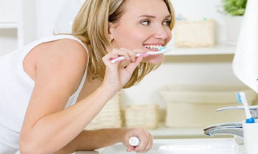 Vệ sinh răng miệng đúng cách và thường xuyên để phòng tránh nhiệt miệng