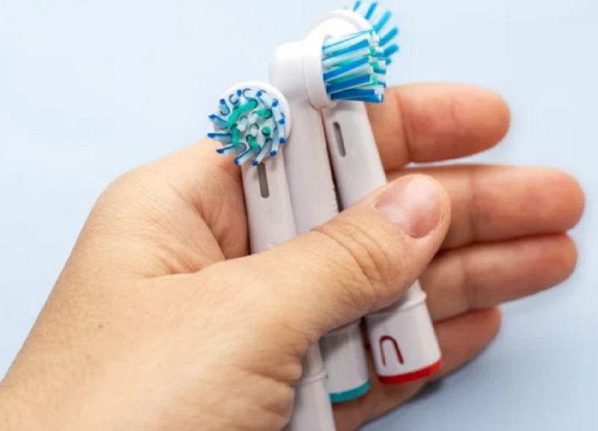 Nên thay đầu bàn chải định kỳ theo khuyến cáo của nhà sản xuất