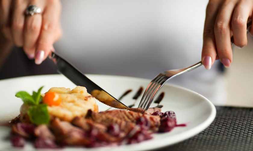 Cắt nhỏ thức ăn sẽ giúp việc ăn uống khi niềng chỉnh trở nên dễ dàng hơn