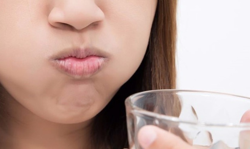 Súc miệng bằng nước muối